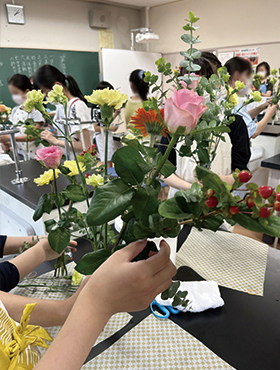 花育の様子。小学生がフラワーアレンジメントを体験している